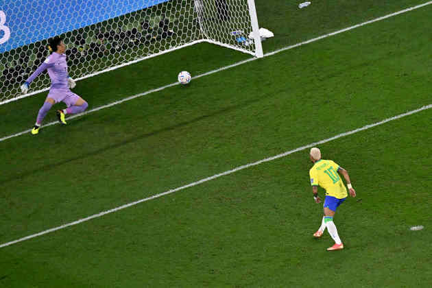 Neymar, em uma cobrança com muita categoria, fez o segundo.