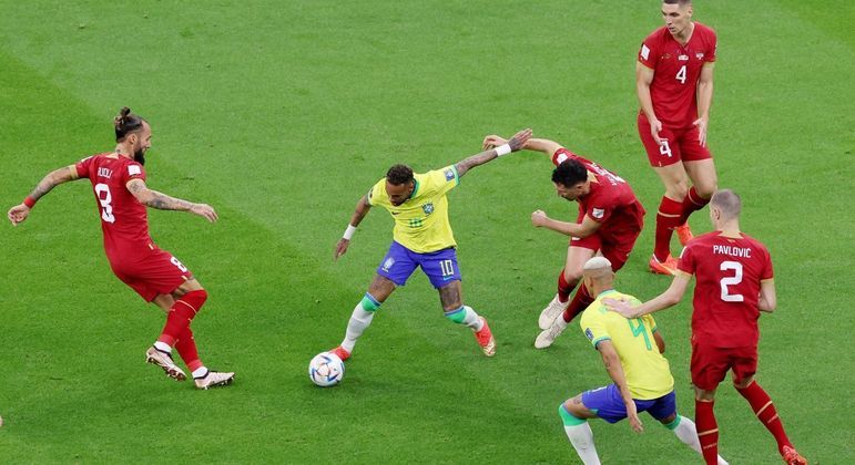 Sérvia fez rodízio de faltas sobre Neymar. Foram nove. Ligamentos do tornozelo rompidos
