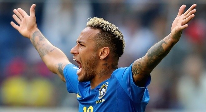 Pendurado, Neymar leva 1 cartão a cada 3 jogos em competições oficiais -  Esportes - R7 Copa 2018