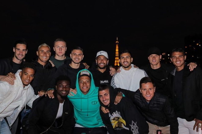 Neymar, Mbappé, Thiago Silva, Mauro Icardi e companhia se reuniram na noite da última terça-feira para comemorar o feriado nacional da França conhecido como Queda da Bastilha, que marcou o começo da Revolução Francesa, em 14 de julho de 1789. Esse é uma das datas mais importantes da história da França