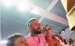 Neymar é polêmico e gosta de festejar. No entanto, para viver em Riad ele precisará adotar um novo estilo de vida. A cidade conta com as leis da Arábia Saudita, que proíbem o consumo de álcool e a crítica à monarquia, além de outros comportamentos considerados polêmicos. Ouvir música alta, tirar fotos e gravar vídeos de outras pessoas, usar roupas consideradas impróprias e furar fila é proibido. Com a 'Lei da Decência', quem descumprir as regras pode receber uma multa de R$ 62 a R$ 7,6 mil