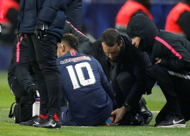 A primeira lesão foi em 23 de janeiro. No jogo contra o Strasbourg, pela Copa da França, o atacante precisou ser substituído com dores no pé. Exames comprovaram que ele tinha quebrado novamente o dedinho do pé direito. Foram três meses afastado