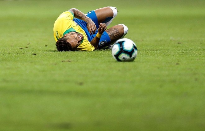 No meio da acusação de estupro, Neymar se preparava para a Copa América no Brasil. Mas no amistoso contra o Qatar, em 6 de junho, veio a segunda lesão do ano. Desta vez, rompimento no ligamento do tornozelo direito, foram mais três meses parado