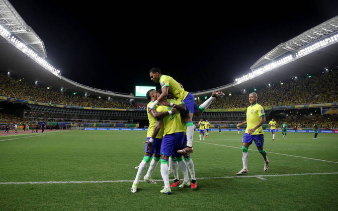 Neymar ainda fez mais um gol, muito parecido com o primeiro, novamente em jogada pela direita que terminou com a bola na rede. Dessa forma, o camisa 10 chegou a 79 gols, em partidas consideradas oficiais, com a amarelinha