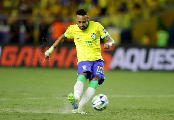 Neymar fez história com a camisa do Brasil na noite desta sexta-feira (8). O camisa 10 fez dois gols na vitória brasileira sobre a Bolívia, por 5 a 1, e ultrapassou ninguém menos que Edson Arantes do Nascimento, o Pelé, na artilharia da seleção brasileira