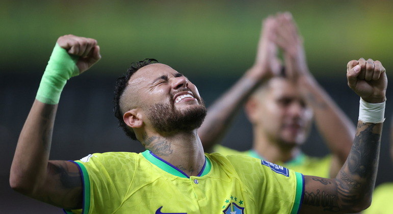 Neymar se emocionou. Ele sabe que os gigantes europeus fecharam as portas e ele teve de ir para a Arábia