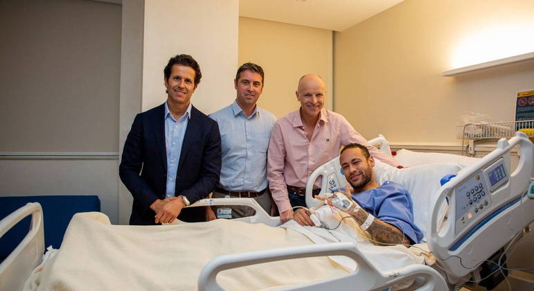 "No momento é muito cedo para falar sobre isso (volta aos gramados)", diz médico do PSG