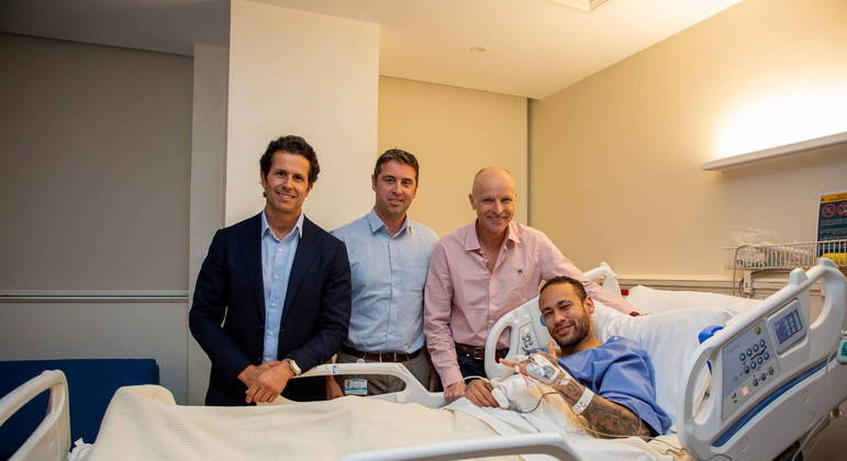 "No momento é muito cedo para falar sobre isso (volta aos gramados)", diz médico do PSG