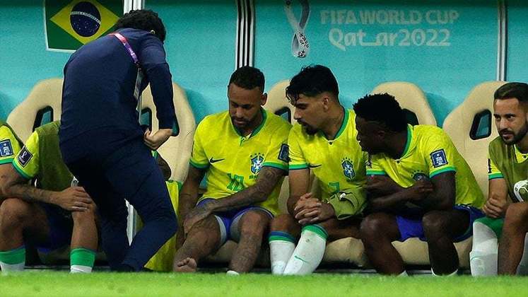 Neymar já inicia o tratamento no tornozelo e conversa com os companheiros no banco.
