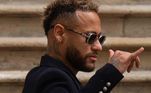 Agora é oficial! Neymar é o novo jogador do Al-Hilal, da Arábia Saudita. No novo time, o craque embolsará um salário milionário, de cerca de R$ 861 milhões por temporada, o que no total representará R$ 1,7 bilhão, já que o contrato prevê o reforço do atacante por duas temporadas acordadas. Mas as cifras astronômicas não foram o bastante para convencer o camisa 10, por isso o time ofereceu outras regalias para tê-lo. Confira