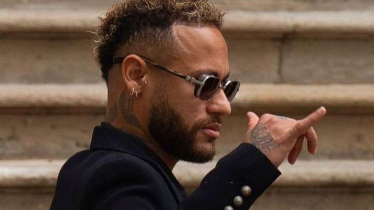 Agora é oficial! Neymar é o novo jogador do Al-Hilal, da Arábia Saudita. No novo time, o craque embolsará um salário milionário, de cerca de R$ 861 milhões por temporada, o que no total representará R$ 1,7 bilhão, já que o contrato prevê o reforço do atacante por duas temporadas acordadas. Mas as cifras astronômicas não foram o bastante para convencer o camisa 10, por isso o time ofereceu outras regalias para tê-lo. Confira