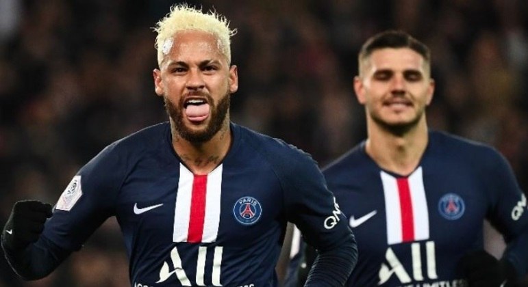 Neymar Jr. - Do Barcelona para o PSG (2017) - Valor: €222 milhões - A transferência mais cara da história até hoje, Neymar chegou ao PSG para ser o destaque do time e conduzir a equipe para o primeiro título de Champions do clube. Até agora, não conseguiu...