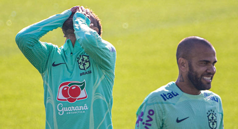 Neymar lamenta jogada, e Daniel Alves sorri, em treino da seleção brasileira para a Copa
