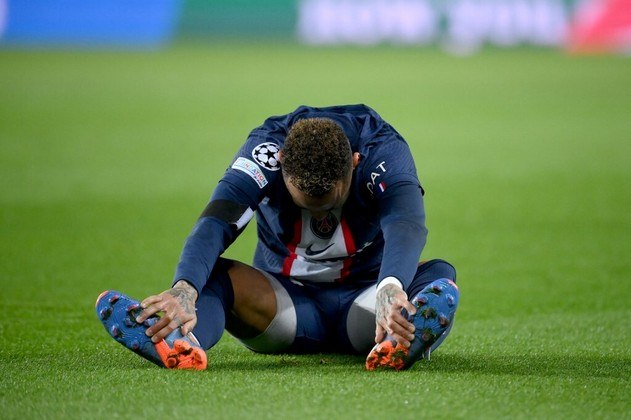 3 de fevereiro de 2020 — Em partida pelo Campeonato Francês, o brasileiro sofreu uma falta e caiu no gramado. O PSG anunciou que o craque machucara uma costela, e, no fim das contas, o jogador ficou afastado por quatro jogos