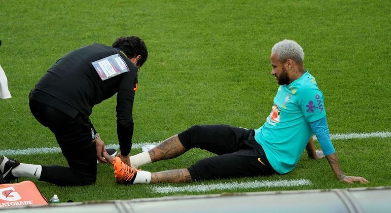 Neymar recebe atendimento na beira do campo após levar um pisão durante treino em Seul