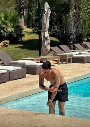 Fiel escudeiro de Neymar, Gil Cebola se refresca na piscina da mansãoNão saia daí! Veja os jogadores que podem ser contratados pelo seu clube após o fechamento do mercado da bola