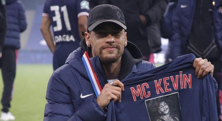 Durante título da Copa da França, Neymar fez homenagem ao cantor MC Kevin
