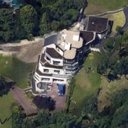 Vista de cima, a mansão é imponente e não nega o salário milionário do jogador. A imprensa francesa afirma que Neymar paga 14 mil euros mensalmente no aluguel do imóvel. Ronaldinho Gaúcho já morou na mesma casa quando viveu na França