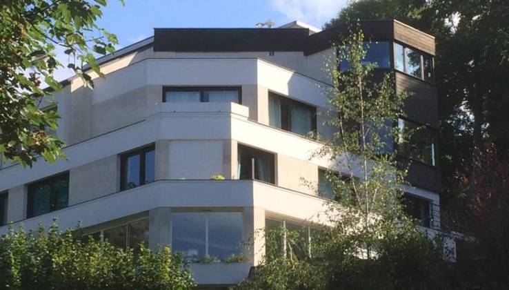 A mansão tem 5 andares e muito luxo: o imóvel é avaliado em 8 milhões de euros, cerca de R$ 45 milhões. A localização escolhida pelo craque é privilegiada: um vilarejo com apenas 9.000 habitantes e a poucos quilômetros do centro de treinamento do Paris Sain-Germain