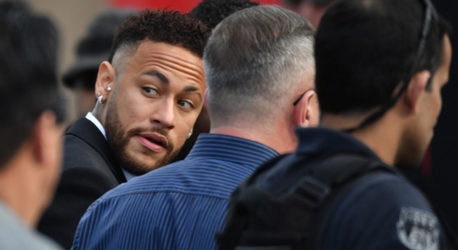 Neymar na Polícia. Para depor sobre a acusação de estupro. Desmoralização