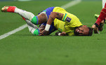 Neymar no chão: uma imagem comum no primeiro tempo da partida