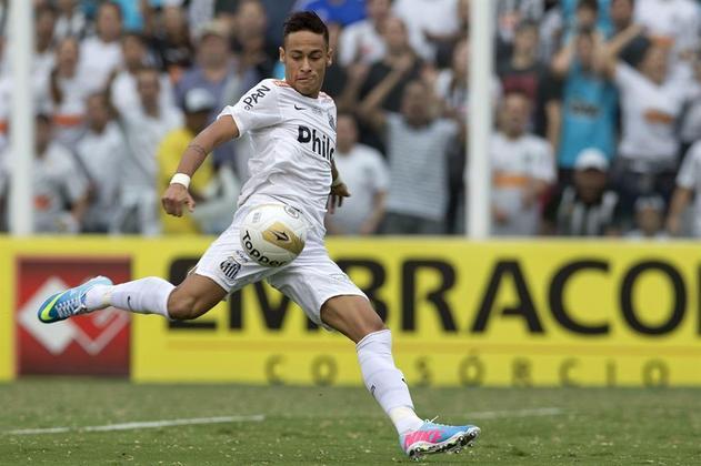 Ainda no Santos, em 2009, Neymar surgiu como uma das joias da base e logo se destacou no profissional. Aos 17 anos, em 2009, o craque era avaliado em 1,5 milhão de euros, cerca de R$ 8,3 milhões (na cotação atual)