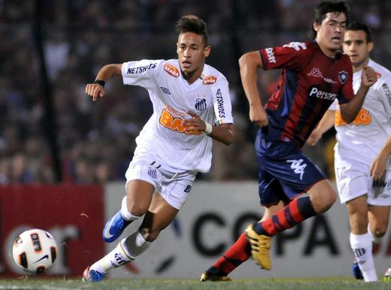 O camisa 10 da seleção saiu do Peixe aos 20 anos. Depois de vencer títulos como a Libertadores e uma Copa do Brasil, em 2013, Neymar era avaliado em 40 milhões de euros, equivalentes a R$ 221 milhões (na cotação atual)
