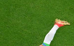 Neymar, o acrobata, sofre falta e desaba no chão 