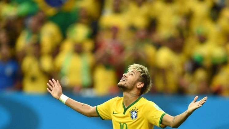 NEYMAR - O atacante brasileiro está disputando sua terceira Copa do Mundo. Em 2014, sofreu uma lesão e não disputou a semifinal contra a Alemanha, jogo do fatídico 7 a 1. Em 2018, a Seleção perdeu para a Bélgica nas quartas de final. Atualmente, o Brasil está nas oitavas de final do torneio.