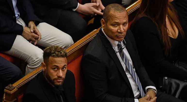 Neymar e seu pai no banco dos réus no tribunal de Barcelona. 'Eu assino o que ele manda', disse o jogador