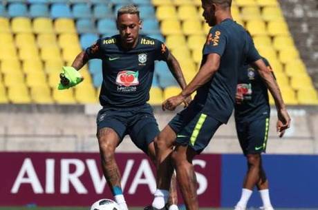 Neymar participou dos treinos normalmente em Sochi