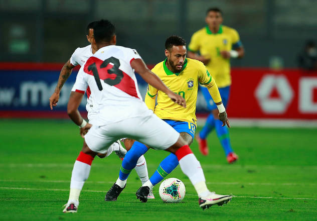 Neymar escreveu nesta terça-feira (13) mais um belo capítulo na sua história com a camisa da seleção brasileira. Com os dois gols marcados sobre o Peru, em Lima, pelas Eliminatórias da Copa 2022, o camisa 10 superou Ronaldo Fenômeno para assumir a vice-artilharia na seleção