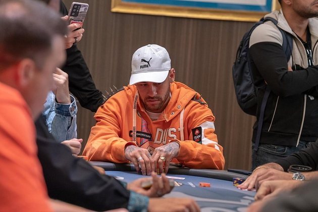 Neymar gasta milhões em jogos de pôquer e em apostas. Em março, ele perdeu R$ 5,6 milhões em uma hora em um site de apostas e fingiu chorar. Mas ele conta com os 