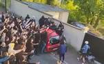 Com tudo isso, a irritação da torcida foi tanta que alguns fanáticos pelo PSG chegaram a protestar em frente da casa de Neymar, em Paris