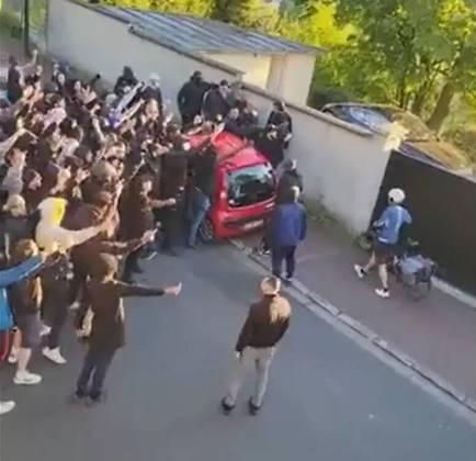 Com tudo isso, a irritação da torcida foi tanta que alguns fanáticos pelo PSG chegaram a protestar em frente da casa de Neymar, em Paris