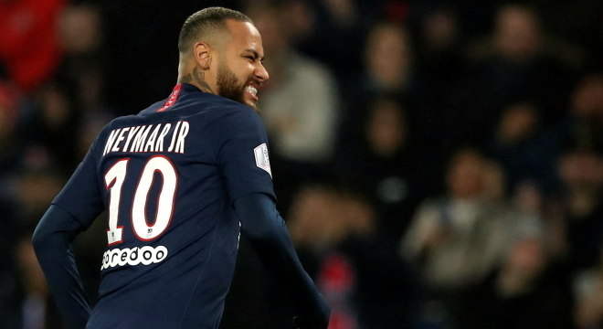 Neymar volta ao PSG, toma cartão vermelho e briga com zagueiro