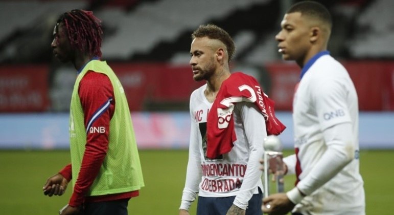 A imagem do fracasso. PSG perde o título francês para o Lille. Imprensa não perdoa Neymar
