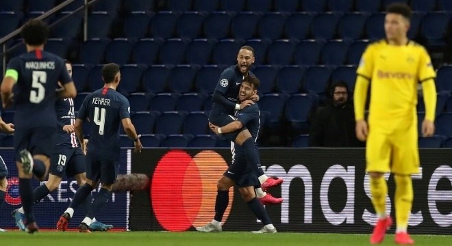 Neymar comemora gol que abriu caminho para classificação do PSG