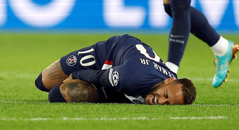 Neymar sofreu a lesão em partida contra o Lille pelo Campeonato Francês
