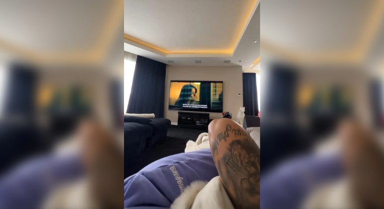 Neymar passou tempo com Bruna Biancardi após cirurgia