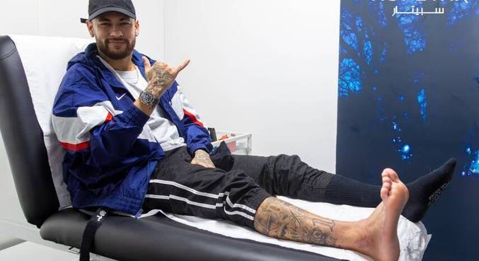 Neymar esteve no PSG, e médicos tiraram a bota que ele usava desde a cirurgia