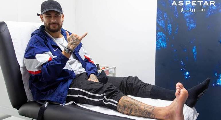 Neymar fez a cirurgia no tornozelo direito em um hospital do futuro em 10 de março. Após dois dias, o jogador recebeu alta hospitalar e publicou uma foto com o pé engessado. Para se recuperar do procedimento médico, o brasileiro veio para Brasil para continuar o tratamento. Ele ainda não possui previsão para retornar aos jogos do time