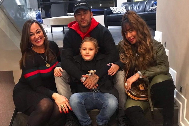 No meio de tanta turbulência, Neymar deixou claro 2019 inteira que é na família que busca força para seguir. Na foto está com Dona Nadine, a mãe, Davi Lucca, o filho, e Rafaella Silva, a irmã
