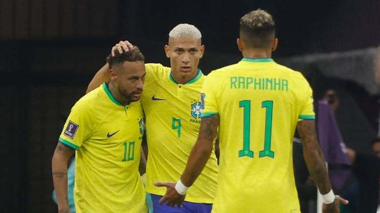 Neymar, Richarlison e Raphinha comemoram.