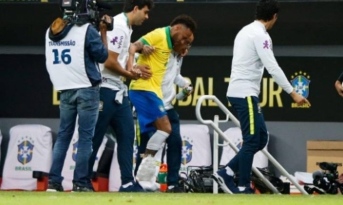 Neymar rompeu o ligamento do tornozelo direito no amistoso contra o Qatar, em 2019. Com a lesão, o astro foi cortado da Copa América e assistiu a Seleção Brasileira ser campeã do torneio sem ele.