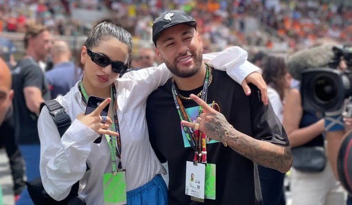 É claro que Neymar abre essa galeria. O camisa 10 da seleção brasileira adora posar com famosos de diversas áreas, sempre deixando claro seu lado de fã. Na foto, o jogador aparece ao lado da cantora Rosalía