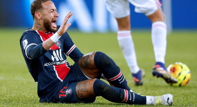 Neymar chorou de dor. O medo do PSG é em relação aos ligamentos do tornozelo