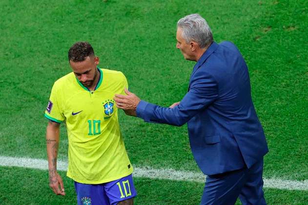 Neymar saiu lesionado no duelo contra a Sérvia, no primeiro jogo da Copa do Mundo de 2022. O jogador sofreu uma entorse no tornozelo direito e será desfalque nos jogos restantes da primeira fase da Seleção Brasileira, contra Suíça e Camarões. 