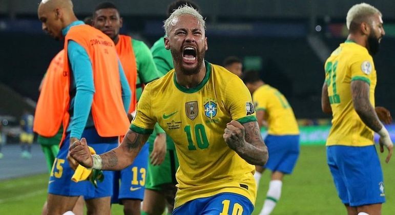 Mãe de Neymar capricha no look e na make para assistir jogo do Brasil na  Copa do Catar - Famosos - Extra Online