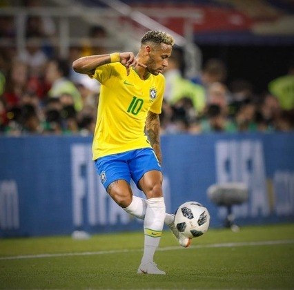 2010: Dunga o deixa de foraNo ano do Mundial da África do Sul, quando tinha 18 anos, Neymar já encantava o Brasil com seus dribles e gols no Santos. Os torcedores pressionavam o então técnico Dunga para que o colocasse entre os jogadores que disputariam o torneio. Mas o capitão do tetra não se convenceu: 